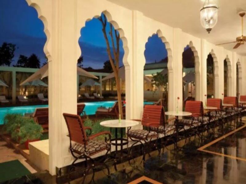 Trident Jaipur Otel Dış mekan fotoğraf The pool at the Taj Bengal