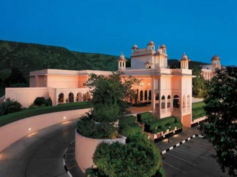 Trident Jaipur Otel Dış mekan fotoğraf The Oberoi Udaivilas Palace