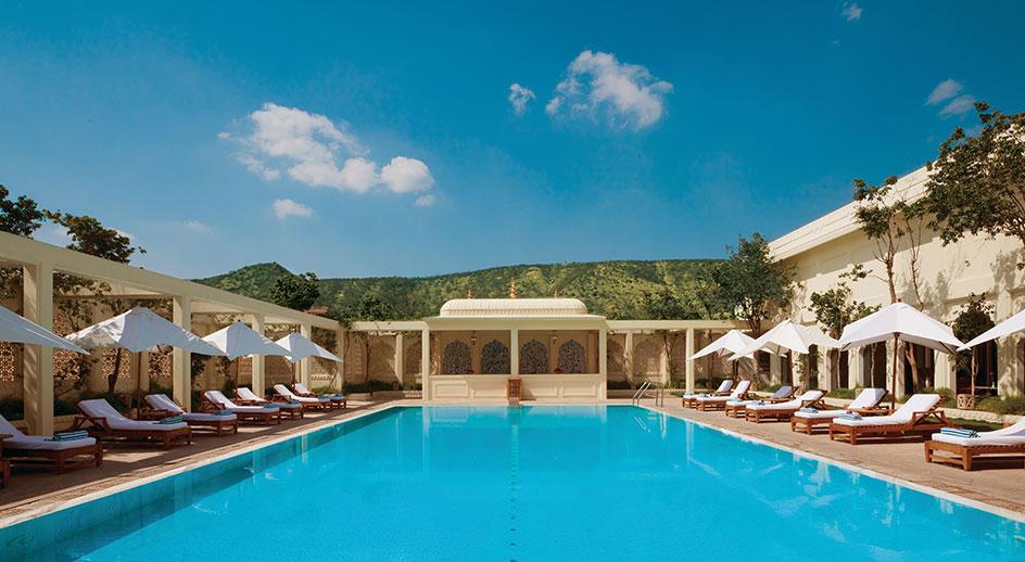 Trident Jaipur Otel Dış mekan fotoğraf The swimming pool at the Taj Bengal
