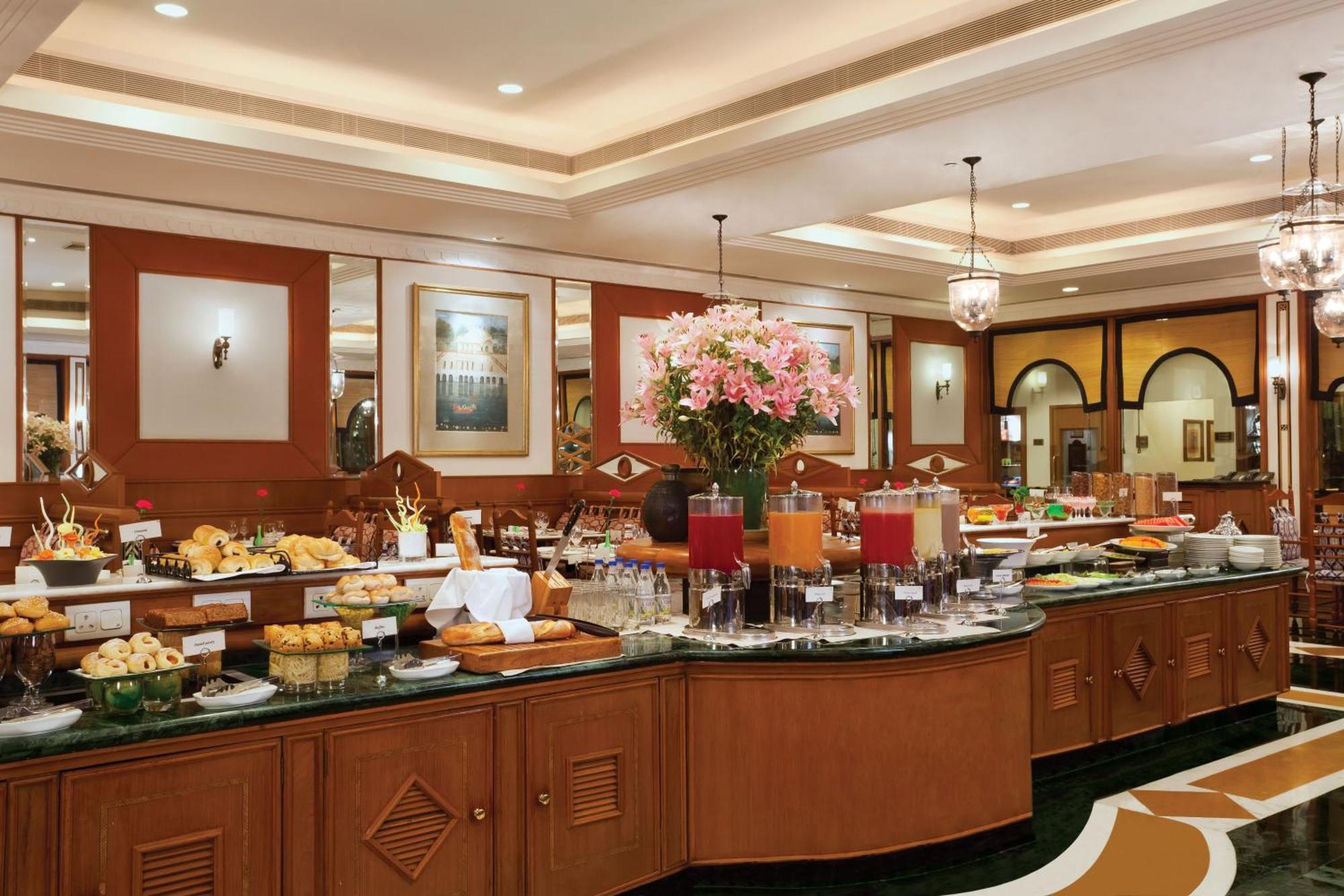 Trident Jaipur Otel Dış mekan fotoğraf The buffet at the hotel