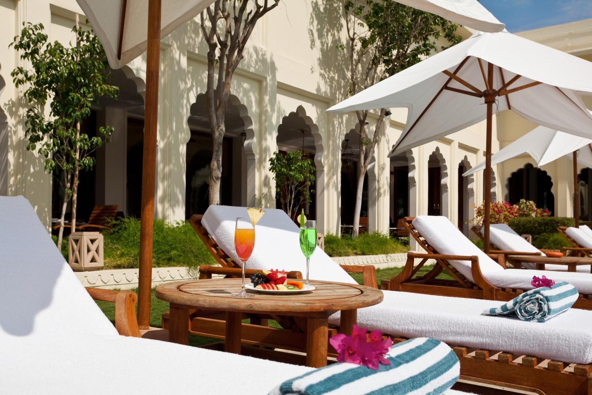 Trident Jaipur Otel Dış mekan fotoğraf The pool at the Taj Bengal