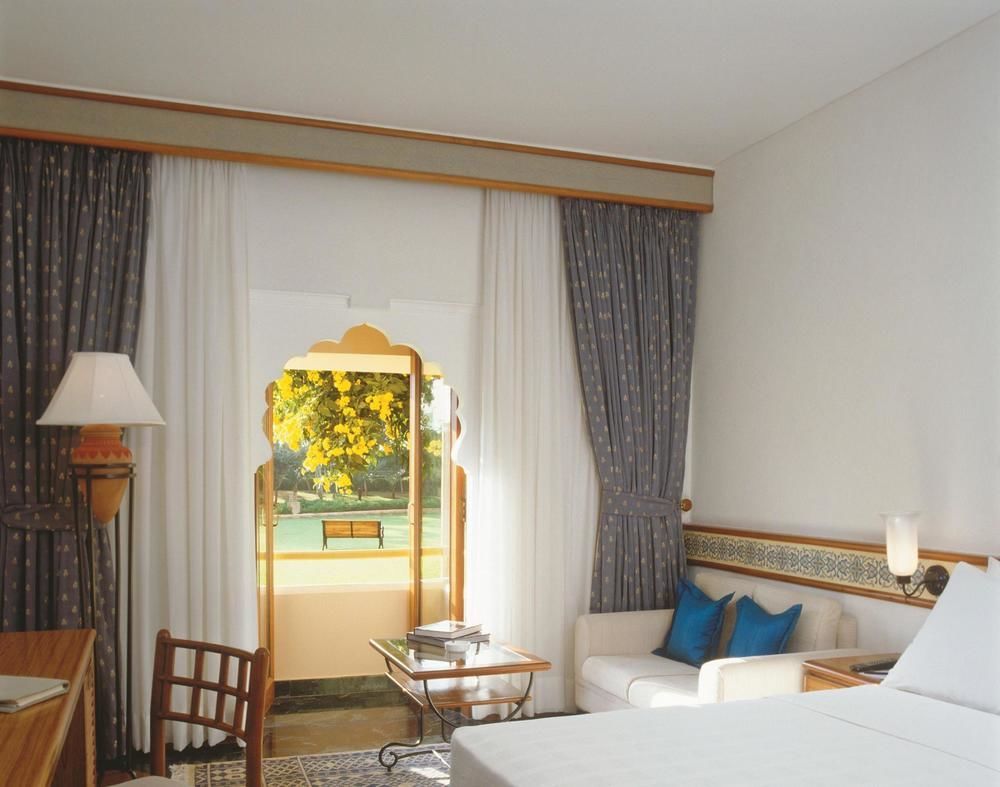 Trident Jaipur Otel Dış mekan fotoğraf A room at the Taj Mahal Palace