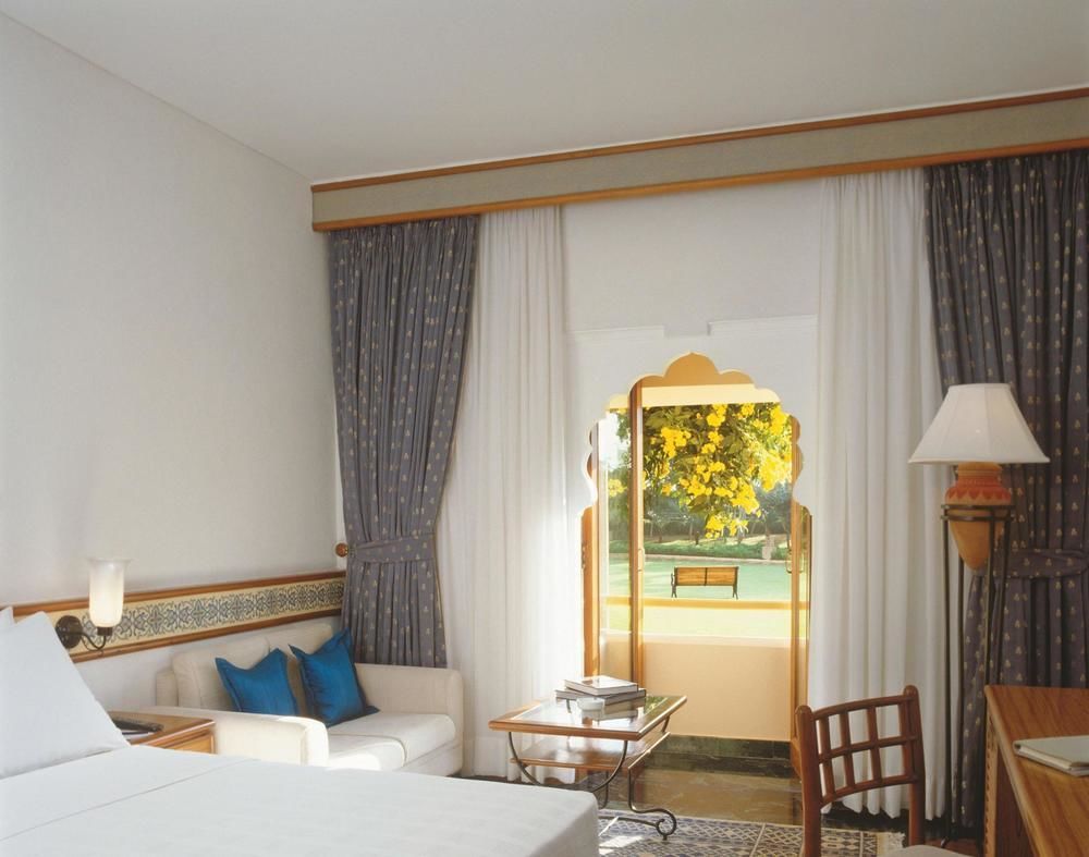 Trident Jaipur Otel Dış mekan fotoğraf A room at the Taj Mahal Palace